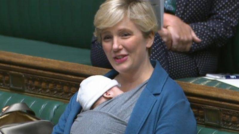 La polémica reprimenda en Reino Unido a una diputada que debatía con su hijo en brazos