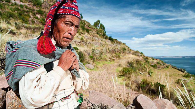 Un hombre que no teje no es un hombre: la isla peruana donde tejer es una demostración de hombría
