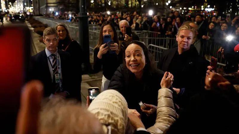 La opositora venezolana abandonó su hotel en Oslo para saludar a sus seguidores.