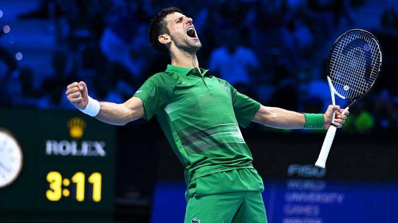 Djokovic gana a Sinner en la final y supera a Roger Federer como 'Maestro'