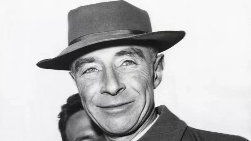Robert Oppenheimer lamentó que su trabajo se ha utilizado con fines bélicos.