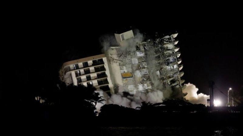 Las imágenes del derribo de los restos del edificio que colapsó en Miami