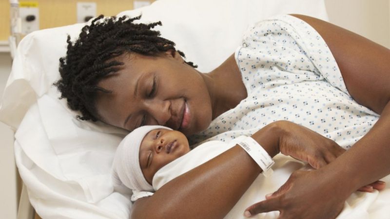 COVID-19: qué se sabe de los bebés que nacen con anticuerpos
