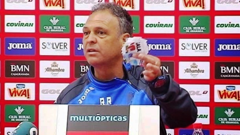 (VIDEO) Técnico no soportó un titular de prensa y rompió el diario