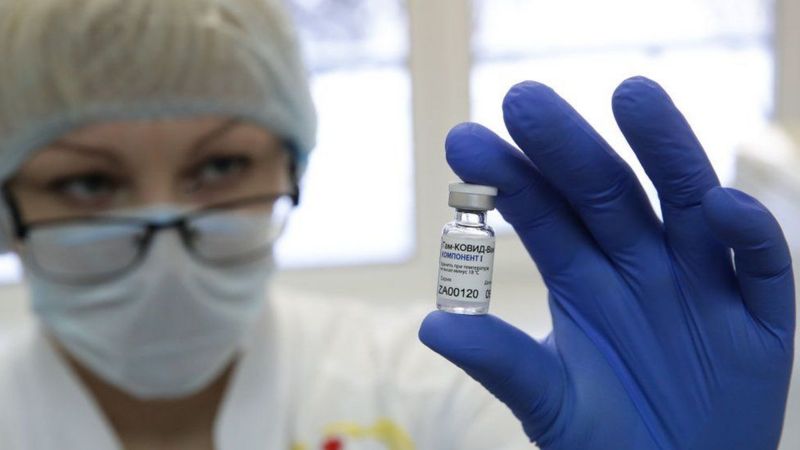 Oxford-AstraZeneca combinará su vacuna con la Sputnik V