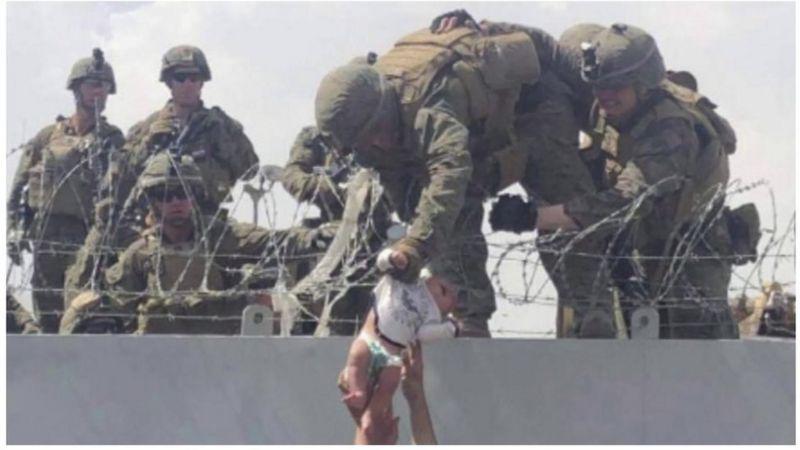 El soldado que ayudó a cuidar a la bebé que pasaron por encima de cables de púas en Afganistán