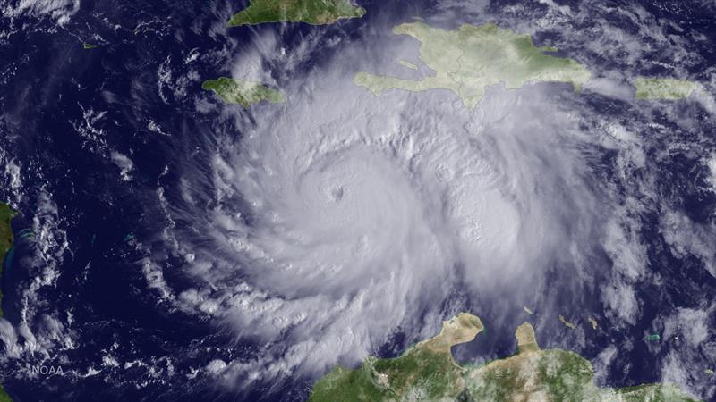 Huracán Matthew azota Bahamas y avanza a Florida