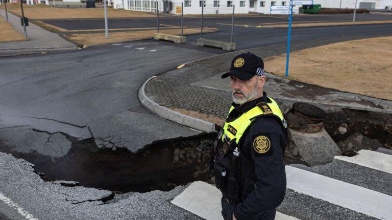 Grindavík, el pueblo de Islandia que se está hundiendo 4 cm al día por la inestabilidad volcánica que vive el país