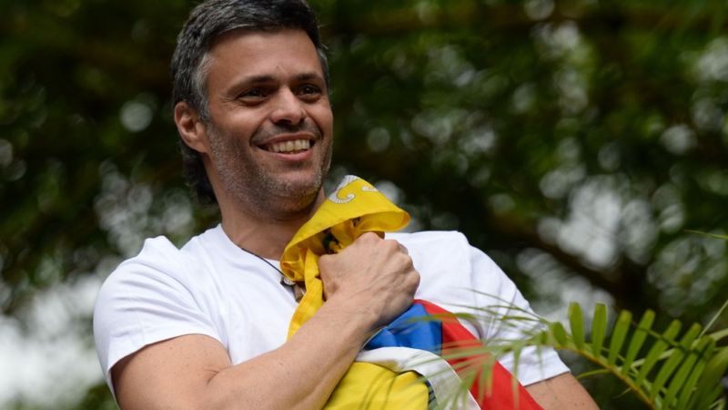 Leopoldo López sale de embajada de España en Caracas y abandona Venezuela