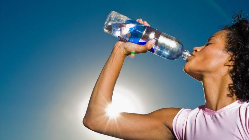 3 razones por las que es tan importante beber agua (incluso si no tenemos sed)
