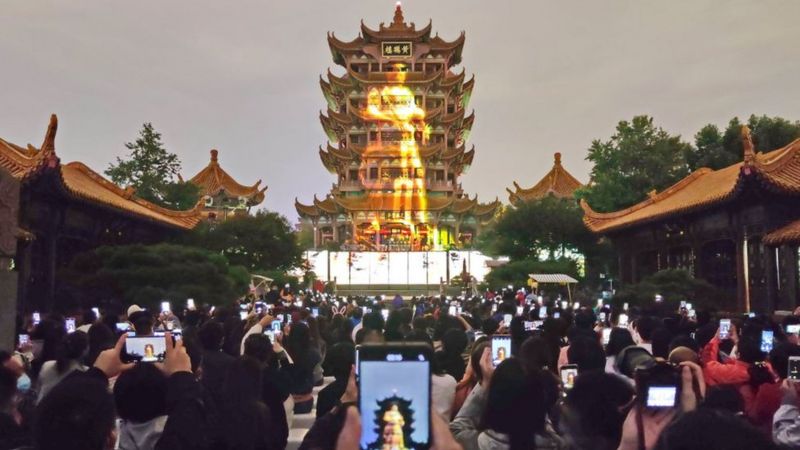 Cómo Wuhan pasó de ser el foco de COVID-19 a uno de sus principales polos turísticos