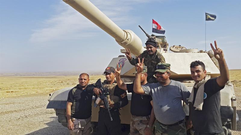 Entre bombas, tropas iraquíes avanzan al sur y al este de Mosul