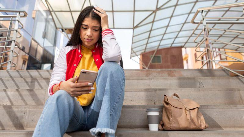 Por qué las adolescentes sufren más la ansiedad y la depresión que provocan las redes sociales