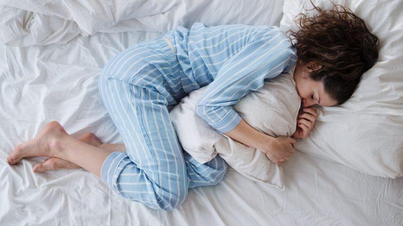 Qué es la misteriosa parálisis de sueño (y qué dice la ciencia sobre por qué se produce)