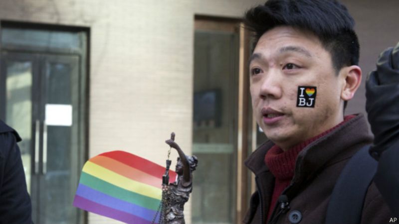 Condenan a clínica para "curar" homosexualidad en China
