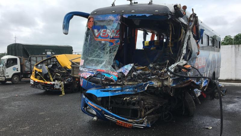 Al menos 20 muertos en un triple choque en la vía Yaguachi-Milagro
