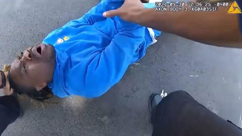 Soy parapléjico: el video de un policía estadounidense sacando de un carro a un hombre inválido
