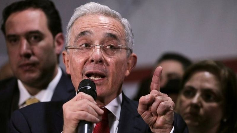 Álvaro Uribe recupera su libertad en Colombia
