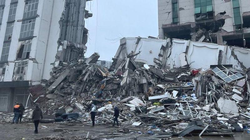 Los edificios que no deberían haberse derrumbado en el terremoto de Turquía