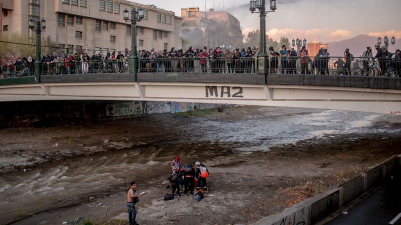 Chile: menor desde 7 metros de altura presuntamente empujado por policía