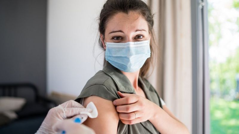 COVID-19: ¿Es posible contraer el coronavirus y contagiar a otros después de vacunarse?