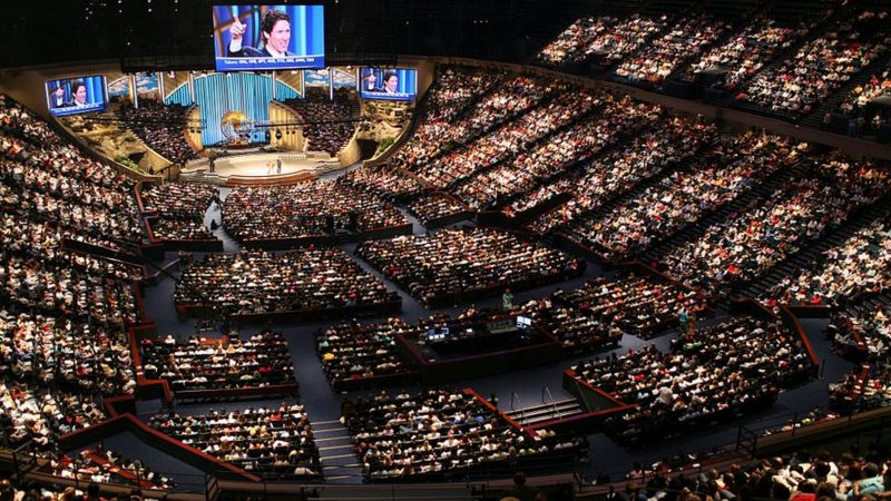 Las ayudas multimillonarias que recibieron las megaiglesias en EEUU