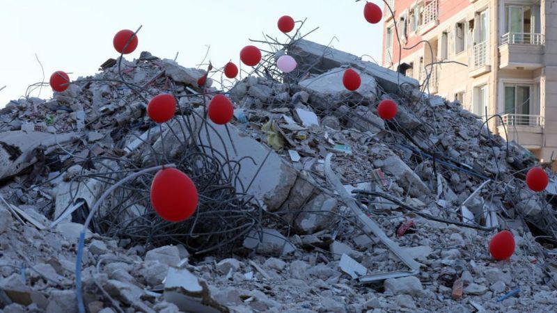 La emotiva imagen de los globos de colores en homenaje a los niños muertos por los terremotos de Turquía y Siria