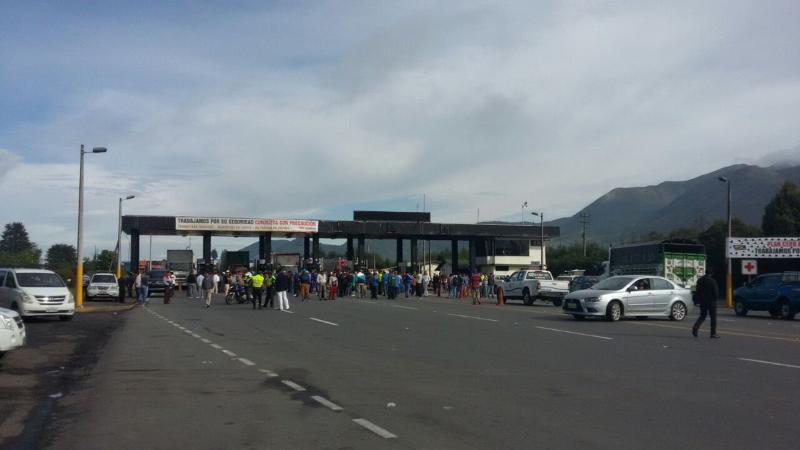 Transportistas cierran la vía Alóag-Santo Domingo en rechazo a nuevo peaje