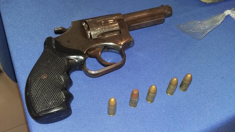 Dos militares en servicio activo detenidos por tenencia de arma en el centro de Quito