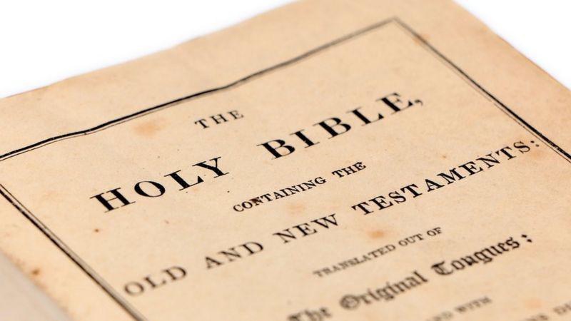 Las escuelas en Estados Unidos que prohibieron la Biblia por vulgar y violenta
