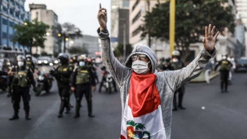 Qué hay detrás de las masivas protestas en Perú tras la salida de Vizcarra