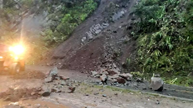 Vía Alóag-Santo Domingo se encuentra cerrada por deslizamiento de tierra