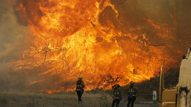Gran incendio forestal azota el norte de California