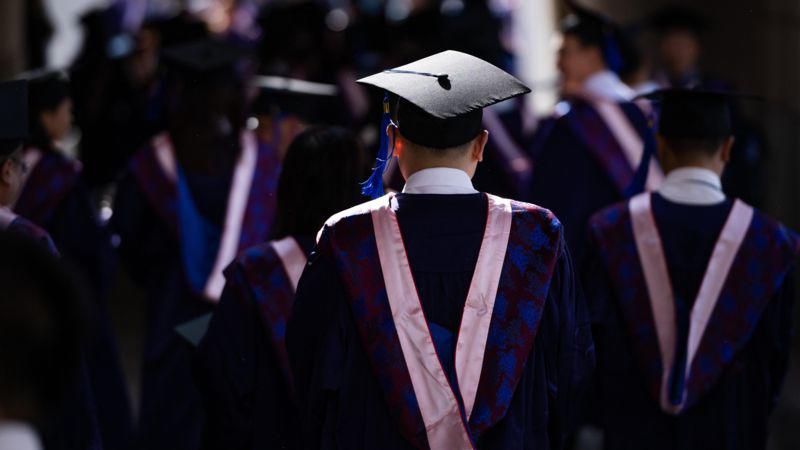 Los jóvenes chinos que regresan a vivir a casa de sus padres porque están exhaustos por el trabajo o no consiguen uno