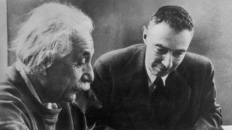 Oppenheimer y Einstein: la complicada relación entre el padre de la bomba atómica y el nobel de Física