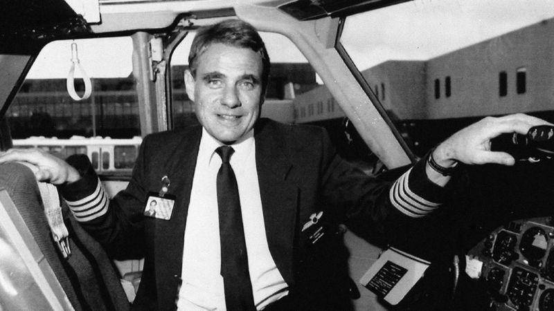 El piloto que fue succionado fuera del avión tras la caída de su ventana y sobrevivió porque lo agarraron de los pies