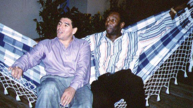 Cómo nació la rivalidad entre Pelé y Maradona (y por qué son ídolos tan distintos)