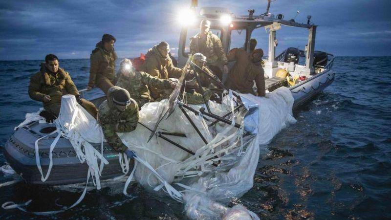 Barcos y buzos estadounidenses siguen buscando restos del globo derribado frente a la costa de Carolina del Sur.