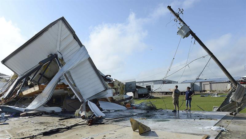 Sube a 30 las víctimas por el paso de tornados por el sureste de EE.UU.
