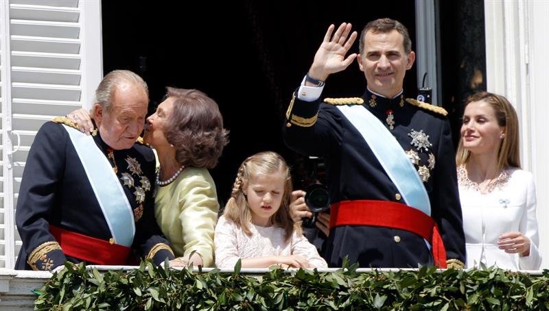 Felipe VI ofrece una Monarquía renovada y animó a construir unidos el futuro
