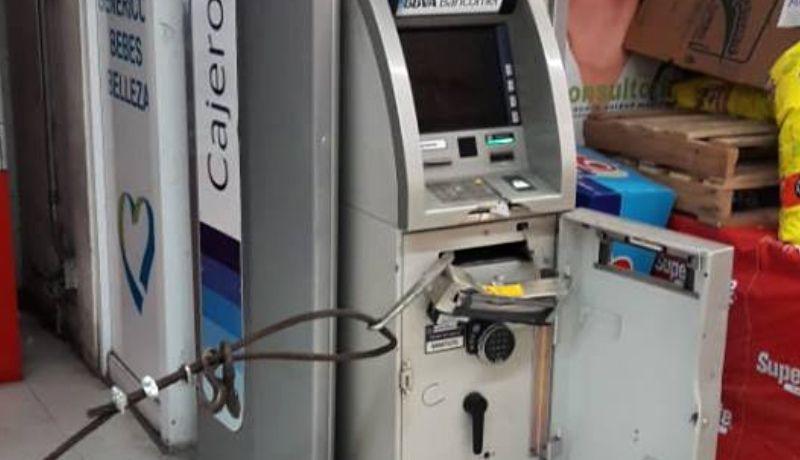 Ladrones desmantelan cajero automático en Quito