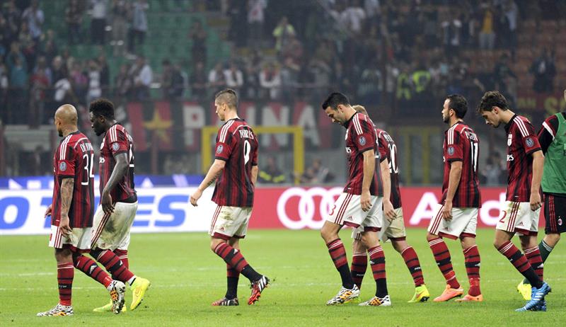 Juventus doblega al Milan con gol de Tevez y alcanza el liderato