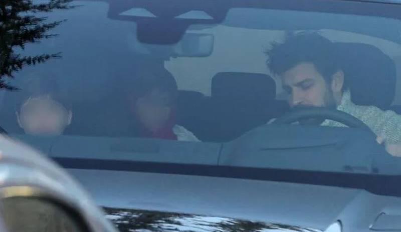 Imagen de archivo de Gerard Piqué junto a Sasha y Milan en el auto.