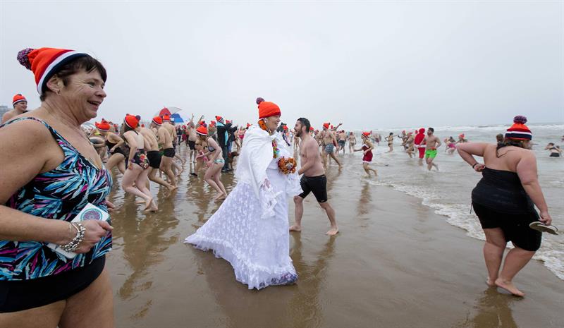 Miles de personas en Holanda se bañaron en mar helado por Año Nuevo