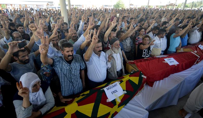 Turquía promete reforzar la seguridad tras mortífero atentado atribuido al EI