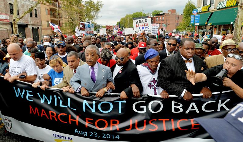 Miles de personas se manifiestan contra la brutalidad policial en Nueva York