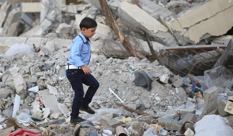 Miles de niños palestinos vuelven a clases entre escombros