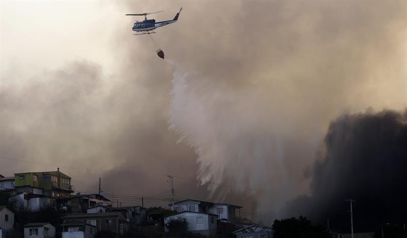 Siguen activos varios focos del incendio en Valparaíso