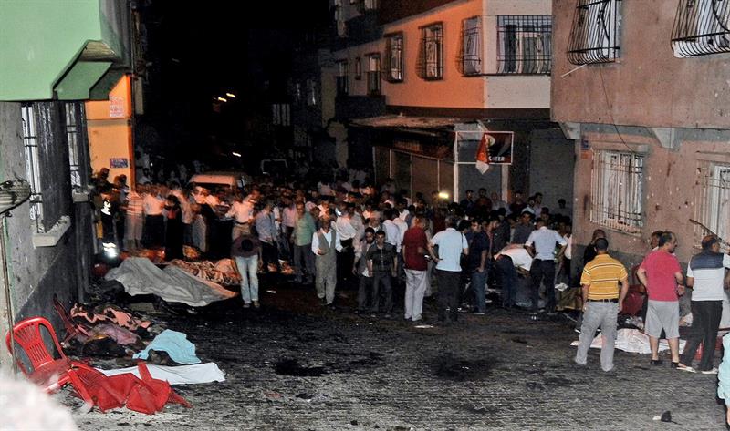 Niño kamikaze causa al menos 51 muertos durante boda en Turquía