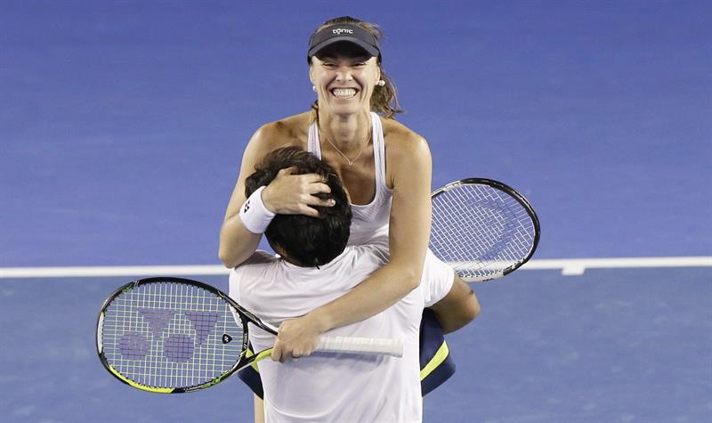 Martina Hingis vuelve a ganar el mixto después de 9 años